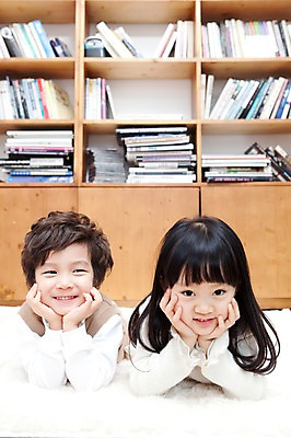 포토 JPG 라이프스타일 여자 남자 딸 행복 아들 어린이 엎드리기 가족 책장 실내 미소 웃음 사람 동양인 소년 두명 라이프 책 눕기 턱괴기 카펫 유치원생 기쁨 한국인 매트 자녀 서재 즐거움 여러권 어린이만 국내포토 감정 가구 다수 관계 모션 표정 인종 내부 생활 파일형식