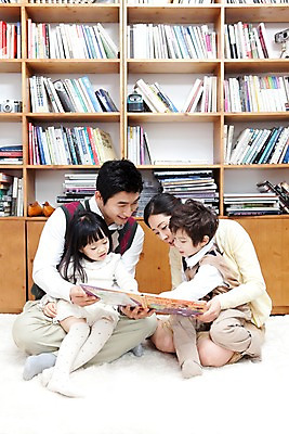포토 JPG 전신 라이프스타일 여자 남자 딸 행복 아들 어린이 가족 안기 엄마 책장 실내 사랑 가족애 영어교육 미소 웃음 들기 사람 앉기 동양인 소년 여러명 상반신 성인 라이프 책 30대 독서 카펫 유치원생 펼침 기쁨 한국인 매트 자녀 아빠 서재 즐거움 여러권 영어책 그림책 국내포토 영어 교육 감정 가구 다수 관계 모션 표정 인종 내부 생활 장년 파일형식