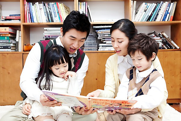 포토 JPG 라이프스타일 여자 남자 딸 행복 아들 어린이 가족 안기 엄마 책장 실내 사랑 가족애 영어교육 미소 웃음 들기 사람 앉기 동양인 소년 여러명 상반신 성인 라이프 책 30대 독서 유치원생 펼침 기쁨 한국인 자녀 아빠 서재 즐거움 여러권 영어책 그림책 국내포토 영어 교육 감정 가구 다수 관계 모션 표정 인종 내부 생활 장년 파일형식