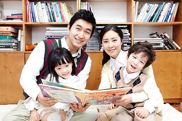 포토 JPG 라이프스타일 여자 남자 딸 행복 아들 어린이 가족 안기 엄마 책장 실내 사랑 가족애 영어교육 미소 웃음 들기 사람 앉기 동양인 소년 여러명 상반신 성인 라이프 책 30대 독서 유치원생 펼침 기쁨 한국인 자녀 아빠 서재 즐거움 여러권 영어책 그림책 국내포토 영어 교육 감정 가구 다수 관계 모션 표정 인종 내부 생활 장년 파일형식