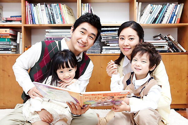 포토 JPG 라이프스타일 여자 남자 딸 행복 아들 어린이 가족 안기 엄마 책장 실내 사랑 가족애 영어교육 미소 웃음 들기 사람 앉기 동양인 소년 여러명 상반신 성인 라이프 책 30대 독서 카펫 유치원생 펼침 기쁨 한국인 매트 자녀 아빠 서재 즐거움 여러권 영어책 그림책 국내포토 영어 교육 감정 가구 다수 관계 모션 표정 인종 내부 생활 장년 파일형식