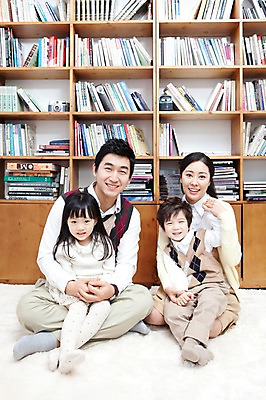 포토 JPG 전신 라이프스타일 여자 남자 딸 행복 아들 어린이 가족 안기 엄마 책장 실내 사랑 가족애 미소 웃음 사람 앉기 동양인 소년 여러명 성인 라이프 책 30대 카펫 유치원생 기쁨 한국인 매트 자녀 아빠 서재 즐거움 여러권 국내포토 감정 가구 다수 관계 모션 표정 인종 내부 생활 장년 파일형식