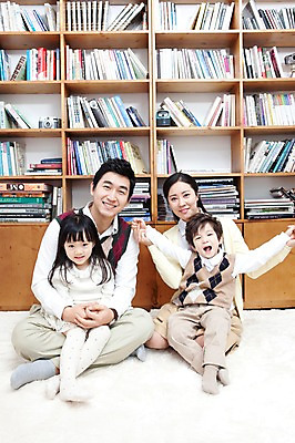 포토 JPG 전신 라이프스타일 여자 남자 딸 행복 아들 어린이 가족 안기 엄마 책장 실내 사랑 가족애 미소 웃음 사람 앉기 동양인 소년 여러명 성인 라이프 책 30대 카펫 유치원생 기쁨 한국인 매트 자녀 아빠 서재 즐거움 여러권 국내포토 감정 가구 다수 관계 모션 표정 인종 내부 생활 장년 파일형식