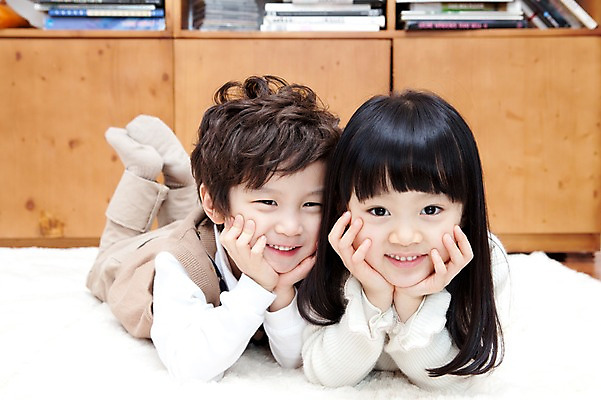 포토 JPG 전신 라이프스타일 여자 남자 딸 행복 아들 어린이 엎드리기 가족 책장 실내 미소 웃음 사람 동양인 소년 두명 라이프 책 눕기 턱괴기 카펫 유치원생 기쁨 한국인 매트 자녀 서재 즐거움 여러권 어린이만 국내포토 감정 가구 다수 관계 모션 표정 인종 내부 생활 파일형식