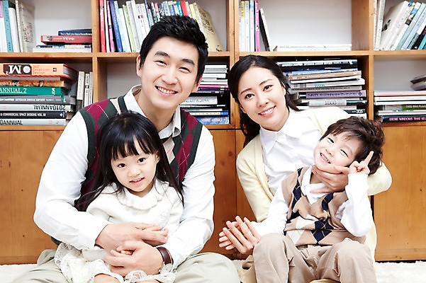 포토 JPG 전신 라이프스타일 여자 남자 딸 행복 아들 어린이 가족 안기 엄마 책장 실내 사랑 가족애 미소 웃음 사람 앉기 동양인 소년 여러명 상반신 성인 라이프 책 30대 유치원생 기쁨 한국인 자녀 아빠 서재 즐거움 여러권 국내포토 감정 가구 다수 관계 모션 표정 인종 내부 생활 장년 파일형식