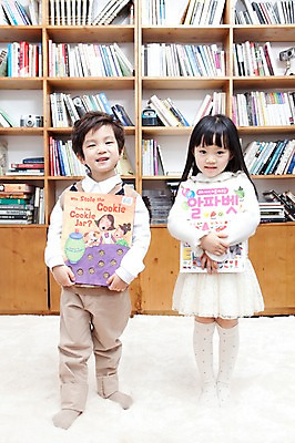 포토 JPG 전신 라이프스타일 여자 남자 딸 행복 아들 어린이 가족 책장 실내 영어교육 서기 미소 웃음 들기 사람 동양인 소년 두명 라이프 책 독서 카펫 유치원생 기쁨 한국인 매트 자녀 서재 즐거움 여러권 영어책 그림책 어린이만 국내포토 영어 교육 감정 가구 다수 관계 모션 표정 인종 내부 생활 파일형식