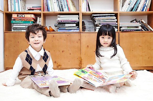 포토 JPG 전신 라이프스타일 여자 남자 딸 행복 아들 어린이 가족 책장 실내 영어교육 미소 웃음 들기 사람 앉기 동양인 소년 두명 라이프 책 독서 카펫 유치원생 펼침 기쁨 한국인 매트 자녀 서재 즐거움 여러권 영어책 그림책 어린이만 국내포토 영어 교육 감정 가구 다수 관계 모션 표정 인종 내부 생활 파일형식