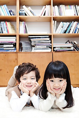 포토 JPG 라이프스타일 여자 남자 딸 행복 아들 어린이 엎드리기 가족 책장 실내 미소 웃음 사람 동양인 소년 두명 라이프 책 눕기 턱괴기 카펫 유치원생 기쁨 한국인 매트 자녀 서재 즐거움 여러권 어린이만 국내포토 감정 가구 다수 관계 모션 표정 인종 내부 생활 파일형식