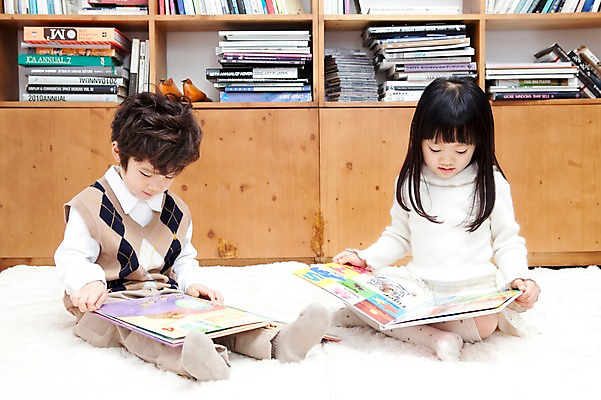 포토 JPG 전신 라이프스타일 여자 남자 딸 행복 아들 어린이 가족 책장 실내 영어교육 미소 웃음 들기 사람 앉기 동양인 소년 두명 라이프 책 독서 카펫 유치원생 펼침 기쁨 한국인 매트 자녀 서재 즐거움 여러권 영어책 그림책 어린이만 국내포토 영어 교육 감정 가구 다수 관계 모션 표정 인종 내부 생활 파일형식