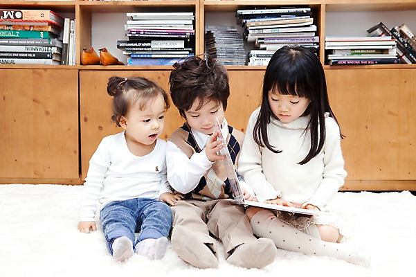 포토 JPG 전신 라이프스타일 여자 남자 딸 행복 아들 어린이 가족 책장 실내 영어교육 미소 웃음 들기 사람 앉기 동양인 소년 라이프 책 세명 독서 카펫 유치원생 펼침 기쁨 한국인 매트 자녀 아기 서재 즐거움 여러권 다자녀 영어책 그림책 국내포토 영어 교육 감정 가구 다수 관계 모션 표정 인종 내부 생활 파일형식