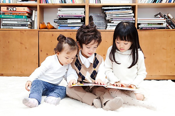 포토 JPG 전신 라이프스타일 여자 남자 딸 행복 아들 어린이 가족 책장 실내 영어교육 미소 웃음 들기 사람 앉기 동양인 소년 라이프 책 세명 독서 카펫 유치원생 펼침 기쁨 한국인 매트 자녀 아기 서재 즐거움 여러권 다자녀 영어책 그림책 국내포토 영어 교육 감정 가구 다수 관계 모션 표정 인종 내부 생활 파일형식