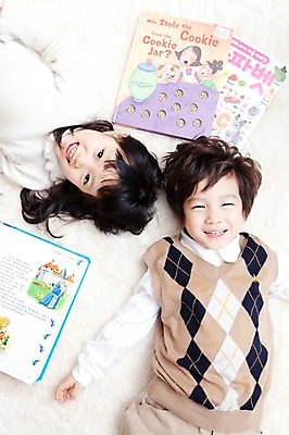 포토 JPG 라이프스타일 여자 남자 딸 행복 아들 어린이 가족 실내 영어교육 미소 웃음 사람 앉기 동양인 소년 상반신 두명 라이프 책 하이앵글 눕기 독서 카펫 유치원생 기쁨 한국인 매트 자녀 서재 즐거움 영어책 그림책 세권 어린이만 국내포토 영어 교육 감정 뷰포인트 관계 모션 표정 3 인종 내부 생활 파일형식