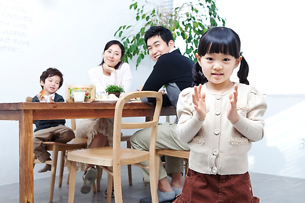 포토 JPG 식물 라이프스타일 그릇 접시 여자 남자 딸 행복 화분 아들 음료 어린이 음식 의자 창문 가족 식탁 탁자 엄마 잔 실내 샌드위치 사랑 가족애 서기 미소 웃음 사람 앉기 동양인 손짓 소년 여러명 상반신 성인 라이프 컵 30대 식사 유치원생 기쁨 샐러드 한국인 우유 자녀 블라인드 아빠 박수 즐거움 국내포토 식기 감정 가구 다수 관계 모션 유제품 표정 인종 내부 생활 장년 커튼 파일형식