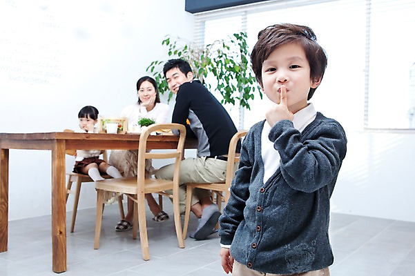 포토 JPG 식물 라이프스타일 그릇 접시 여자 남자 딸 행복 화분 아들 음료 어린이 음식 의자 창문 가족 식탁 탁자 엄마 잔 실내 샌드위치 사랑 가족애 서기 미소 웃음 사람 앉기 동양인 손짓 소년 여러명 상반신 성인 라이프 컵 30대 식사 유치원생 기쁨 샐러드 한국인 우유 자녀 블라인드 아빠 즐거움 쉿 국내포토 식기 감정 가구 다수 관계 모션 유제품 표정 인종 내부 생활 장년 커튼 조용 파일형식