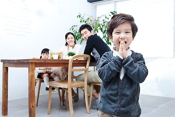 포토 JPG 식물 라이프스타일 그릇 접시 여자 남자 딸 행복 화분 아들 음료 어린이 음식 의자 창문 가족 식탁 탁자 엄마 잔 실내 샌드위치 사랑 가족애 서기 미소 웃음 사람 앉기 동양인 손짓 소년 여러명 상반신 성인 라이프 컵 30대 식사 유치원생 기쁨 샐러드 한국인 우유 자녀 기도 블라인드 아빠 즐거움 국내포토 식기 감정 가구 다수 관계 모션 유제품 표정 인종 내부 생활 장년 커튼 파일형식