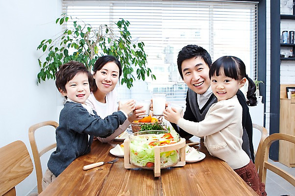 포토 JPG 식물 라이프스타일 그릇 접시 여자 남자 딸 행복 화분 아들 음료 어린이 음식 포크 의자 오렌지 과일 창문 가족 식탁 탁자 엄마 잔 실내 샌드위치 사랑 가족애 미소 웃음 사람 앉기 동양인 손짓 소년 여러명 상반신 성인 라이프 컵 30대 바구니 식사 유치원생 기쁨 샐러드 한국인 우유 자녀 블라인드 아빠 즐거움 국내포토 식기 감정 가구 다수 관계 모션 유제품 표정 인종 내부 생활 장년 커튼 파일형식