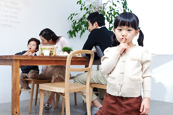 포토 JPG 식물 라이프스타일 그릇 접시 여자 남자 딸 행복 화분 아들 음료 어린이 음식 의자 창문 가족 식탁 탁자 엄마 잔 실내 샌드위치 사랑 가족애 서기 미소 웃음 사람 앉기 동양인 손짓 소년 여러명 상반신 성인 라이프 컵 30대 식사 유치원생 기쁨 한국인 우유 자녀 블라인드 아빠 즐거움 쉿 국내포토 식기 감정 가구 다수 관계 모션 유제품 표정 인종 내부 생활 장년 커튼 조용 파일형식