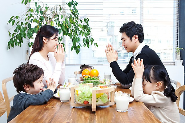 포토 JPG 식물 라이프스타일 그릇 접시 여자 남자 딸 행복 화분 아들 음료 어린이 음식 의자 오렌지 과일 창문 가족 식탁 탁자 엄마 잔 실내 샌드위치 사랑 가족애 미소 웃음 사람 앉기 동양인 소년 여러명 상반신 성인 라이프 컵 30대 바구니 식사 유치원생 기쁨 샐러드 한국인 우유 자녀 기도 블라인드 아빠 즐거움 국내포토 식기 감정 가구 다수 관계 모션 유제품 표정 인종 내부 생활 장년 커튼 파일형식