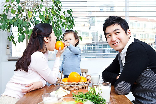 포토 JPG 식물 라이프스타일 그릇 접시 여자 남자 딸 행복 화분 음료 음식 빵 오렌지 과일 창문 가족 식탁 탁자 엄마 잔 실내 샌드위치 사랑 가족애 미소 웃음 사람 앉기 동양인 상반신 성인 라이프 컵 세명 30대 바구니 식사 기쁨 한국인 우유 자녀 아기 블라인드 아빠 즐거움 국내포토 식기 감정 가구 관계 모션 유제품 표정 인종 내부 생활 장년 커튼 파일형식