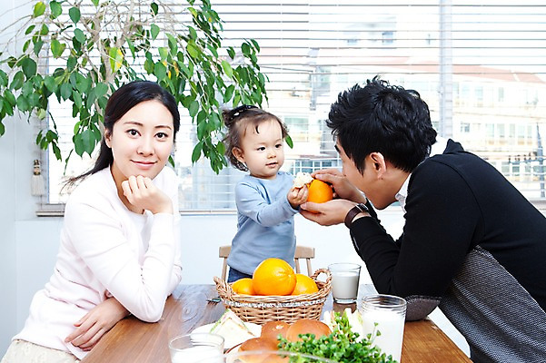 포토 JPG 식물 라이프스타일 그릇 접시 여자 남자 딸 행복 화분 음료 음식 빵 오렌지 과일 창문 가족 식탁 탁자 엄마 잔 실내 샌드위치 사랑 가족애 미소 웃음 사람 앉기 동양인 상반신 성인 라이프 컵 세명 30대 바구니 식사 기쁨 한국인 우유 자녀 아기 블라인드 아빠 즐거움 국내포토 식기 감정 가구 관계 모션 유제품 표정 인종 내부 생활 장년 커튼 파일형식