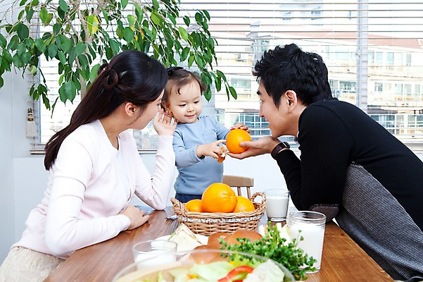 포토 JPG 식물 라이프스타일 그릇 접시 여자 남자 딸 행복 화분 음료 음식 빵 오렌지 과일 창문 가족 식탁 탁자 엄마 잔 실내 샌드위치 사랑 가족애 미소 웃음 사람 앉기 동양인 상반신 성인 라이프 컵 세명 30대 바구니 식사 기쁨 한국인 우유 자녀 아기 블라인드 아빠 즐거움 국내포토 식기 감정 가구 관계 모션 유제품 표정 인종 내부 생활 장년 커튼 파일형식