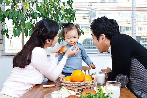 포토 JPG 식물 라이프스타일 그릇 접시 여자 남자 딸 행복 화분 음료 음식 빵 포크 오렌지 과일 창문 가족 식탁 탁자 엄마 잔 실내 샌드위치 사랑 가족애 미소 웃음 사람 앉기 동양인 상반신 성인 라이프 컵 세명 30대 바구니 식사 기쁨 한국인 우유 자녀 아기 블라인드 아빠 먹여주기 즐거움 국내포토 식기 감정 가구 관계 모션 유제품 표정 인종 내부 생활 장년 커튼 먹기 파일형식