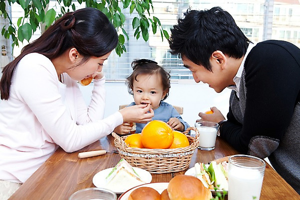 포토 JPG 식물 라이프스타일 그릇 접시 여자 남자 딸 행복 화분 음료 음식 빵 포크 오렌지 과일 창문 가족 식탁 탁자 엄마 잔 실내 샌드위치 사랑 가족애 미소 웃음 사람 앉기 동양인 상반신 성인 라이프 컵 세명 30대 바구니 식사 기쁨 한국인 우유 자녀 아기 블라인드 아빠 먹여주기 즐거움 국내포토 식기 감정 가구 관계 모션 유제품 표정 인종 내부 생활 장년 커튼 먹기 파일형식
