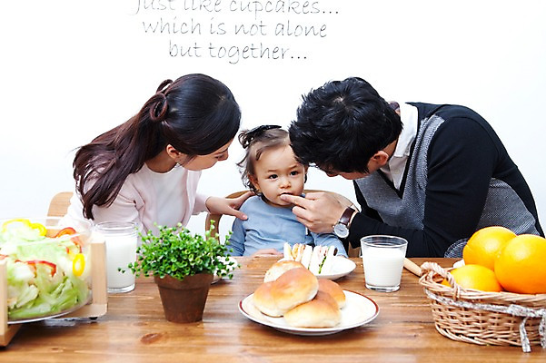 포토 JPG 식물 라이프스타일 그릇 접시 여자 남자 딸 행복 화분 음료 음식 빵 오렌지 과일 가족 식탁 탁자 엄마 잔 실내 샌드위치 사랑 가족애 미소 웃음 사람 앉기 동양인 상반신 성인 라이프 컵 세명 30대 바구니 식사 기쁨 샐러드 한국인 우유 자녀 아기 아빠 먹여주기 즐거움 국내포토 식기 감정 가구 관계 모션 유제품 표정 인종 내부 생활 장년 먹기 파일형식