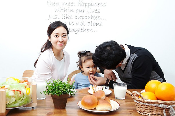 포토 JPG 식물 라이프스타일 그릇 접시 여자 남자 딸 행복 화분 음료 음식 빵 오렌지 과일 가족 식탁 탁자 엄마 잔 실내 샌드위치 사랑 가족애 미소 웃음 사람 앉기 동양인 상반신 성인 라이프 컵 세명 30대 바구니 식사 기쁨 샐러드 한국인 우유 자녀 아기 아빠 먹여주기 즐거움 국내포토 식기 감정 가구 관계 모션 유제품 표정 인종 내부 생활 장년 먹기 파일형식