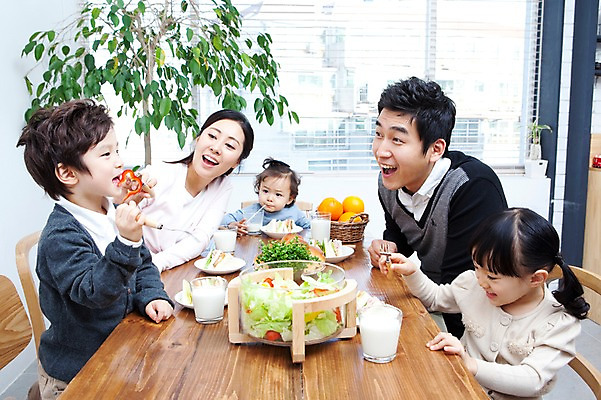 포토 JPG 식물 라이프스타일 그릇 접시 여자 남자 딸 행복 화분 아들 음료 어린이 음식 빵 포크 오렌지 과일 창문 가족 식탁 탁자 엄마 잔 실내 샌드위치 빨대 사랑 가족애 미소 웃음 사람 앉기 동양인 소년 여러명 상반신 성인 라이프 컵 30대 바구니 식사 유치원생 기쁨 샐러드 한국인 우유 자녀 아기 블라인드 아빠 즐거움 다자녀 국내포토 식기 감정 가구 다수 관계 모션 유제품 표정 인종 내부 생활 장년 커튼 파일형식