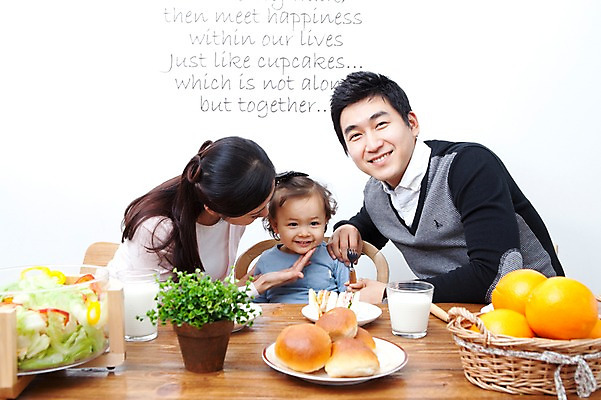 포토 JPG 식물 라이프스타일 그릇 접시 여자 남자 딸 행복 화분 음료 음식 빵 오렌지 과일 가족 식탁 탁자 엄마 잔 실내 샌드위치 사랑 가족애 미소 웃음 사람 앉기 동양인 상반신 성인 라이프 컵 세명 30대 바구니 식사 기쁨 샐러드 한국인 우유 자녀 아기 아빠 먹여주기 즐거움 국내포토 식기 감정 가구 관계 모션 유제품 표정 인종 내부 생활 장년 먹기 파일형식