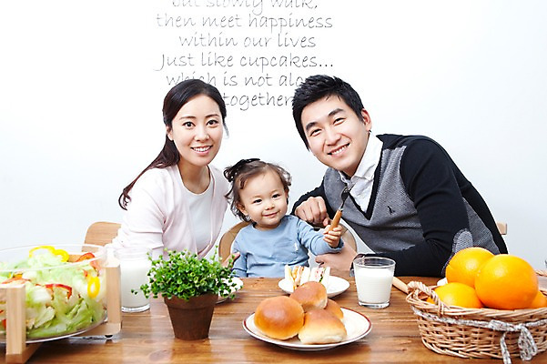 포토 JPG 식물 라이프스타일 그릇 접시 여자 남자 딸 행복 화분 음료 음식 빵 포크 오렌지 과일 가족 식탁 탁자 엄마 잔 실내 샌드위치 사랑 가족애 미소 웃음 사람 앉기 동양인 상반신 성인 라이프 컵 세명 30대 바구니 식사 기쁨 샐러드 한국인 우유 자녀 아기 아빠 즐거움 국내포토 식기 감정 가구 관계 모션 유제품 표정 인종 내부 생활 장년 파일형식