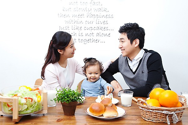 포토 JPG 식물 라이프스타일 그릇 접시 여자 남자 딸 행복 화분 음료 음식 빵 포크 오렌지 과일 가족 식탁 탁자 엄마 잔 실내 샌드위치 사랑 가족애 미소 웃음 사람 앉기 동양인 상반신 성인 라이프 컵 세명 30대 바구니 식사 기쁨 샐러드 한국인 우유 자녀 아기 아빠 즐거움 국내포토 식기 감정 가구 관계 모션 유제품 표정 인종 내부 생활 장년 파일형식