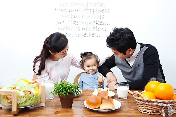 포토 JPG 식물 라이프스타일 그릇 접시 여자 남자 딸 행복 화분 음료 음식 빵 포크 오렌지 과일 가족 식탁 탁자 엄마 잔 실내 샌드위치 사랑 가족애 미소 웃음 사람 앉기 동양인 상반신 성인 라이프 컵 세명 30대 바구니 식사 기쁨 샐러드 한국인 우유 자녀 아기 아빠 즐거움 국내포토 식기 감정 가구 관계 모션 유제품 표정 인종 내부 생활 장년 파일형식