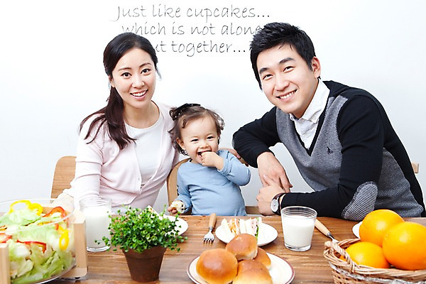 포토 JPG 식물 라이프스타일 그릇 접시 여자 남자 딸 행복 화분 음료 음식 빵 포크 오렌지 과일 가족 식탁 탁자 엄마 잔 실내 샌드위치 사랑 가족애 미소 웃음 사람 앉기 동양인 상반신 성인 라이프 컵 세명 30대 바구니 식사 기쁨 샐러드 한국인 우유 자녀 아기 아빠 즐거움 국내포토 식기 감정 가구 관계 모션 유제품 표정 인종 내부 생활 장년 파일형식