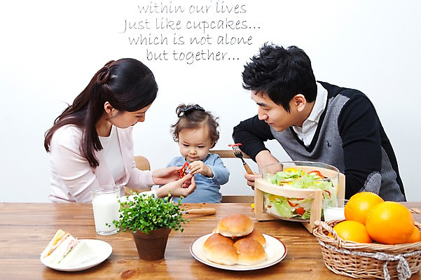 포토 JPG 식물 라이프스타일 그릇 접시 여자 남자 딸 행복 화분 음료 음식 빵 포크 오렌지 과일 가족 식탁 탁자 엄마 잔 실내 샌드위치 사랑 가족애 미소 웃음 사람 앉기 동양인 상반신 성인 라이프 컵 세명 30대 바구니 식사 기쁨 샐러드 한국인 우유 자녀 아기 아빠 먹여주기 즐거움 국내포토 식기 감정 가구 관계 모션 유제품 표정 인종 내부 생활 장년 먹기 파일형식