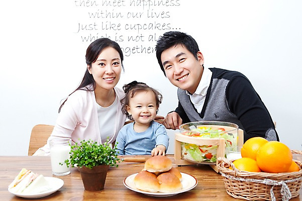 포토 JPG 식물 라이프스타일 그릇 접시 여자 남자 딸 행복 화분 음료 음식 빵 오렌지 과일 가족 식탁 탁자 엄마 잔 실내 샌드위치 사랑 가족애 미소 웃음 사람 앉기 동양인 상반신 성인 라이프 컵 세명 30대 바구니 식사 기쁨 샐러드 한국인 우유 자녀 아기 아빠 즐거움 국내포토 식기 감정 가구 관계 모션 유제품 표정 인종 내부 생활 장년 파일형식