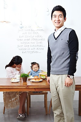 포토 JPG 식물 라이프스타일 그릇 접시 여자 남자 딸 행복 화분 음료 음식 빵 의자 가족 식탁 탁자 엄마 잔 실내 샌드위치 사랑 가족애 서기 미소 웃음 사람 앉기 동양인 상반신 성인 라이프 컵 세명 30대 식사 기쁨 샐러드 한국인 우유 자녀 아기 아빠 즐거움 국내포토 식기 감정 가구 관계 모션 유제품 표정 인종 내부 생활 장년 파일형식