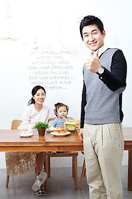 포토 JPG 식물 라이프스타일 그릇 접시 여자 남자 딸 행복 화분 음료 음식 빵 의자 가족 식탁 탁자 엄마 잔 슬리퍼 실내 샌드위치 실내화 사랑 가족애 서기 미소 웃음 사람 앉기 동양인 상반신 성인 라이프 컵 세명 30대 식사 기쁨 샐러드 한국인 우유 엄지손가락 자녀 아기 최고 아빠 즐거움 국내포토 식기 감정 가구 신발 손가락 관계 모션 유제품 표정 인종 내부 생활 장년 파일형식