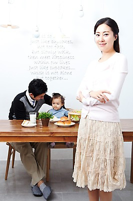 포토 JPG 식물 라이프스타일 그릇 접시 여자 남자 딸 행복 화분 음료 음식 빵 의자 가족 식탁 탁자 엄마 잔 슬리퍼 실내 샌드위치 실내화 사랑 가족애 서기 미소 웃음 사람 앉기 동양인 상반신 성인 라이프 컵 세명 30대 식사 기쁨 샐러드 한국인 우유 자녀 아기 아빠 즐거움 국내포토 식기 감정 가구 신발 관계 모션 유제품 표정 인종 내부 생활 장년 파일형식