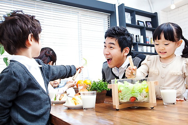 포토 JPG 식물 라이프스타일 그릇 접시 여자 남자 딸 행복 화분 아들 음료 어린이 음식 빵 포크 창문 가족 식탁 탁자 잔 실내 샌드위치 사랑 가족애 미소 웃음 사람 앉기 동양인 소년 여러명 상반신 성인 라이프 컵 30대 식사 유치원생 기쁨 샐러드 한국인 우유 자녀 아기 블라인드 아빠 먹여주기 즐거움 국내포토 식기 감정 가구 다수 관계 모션 유제품 표정 인종 내부 생활 장년 커튼 먹기 파일형식