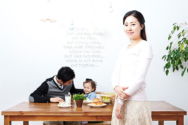 포토 JPG 라이프스타일 그릇 접시 여자 남자 딸 행복 음료 음식 빵 잎 가족 식탁 탁자 엄마 잔 실내 샌드위치 사랑 가족애 서기 미소 웃음 사람 앉기 동양인 상반신 성인 라이프 컵 세명 30대 식사 기쁨 샐러드 한국인 우유 자녀 아기 아빠 즐거움 국내포토 식물 식기 감정 가구 관계 모션 유제품 표정 인종 내부 생활 장년 파일형식