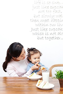 포토 JPG 식물 라이프스타일 그릇 접시 여자 딸 행복 화분 음료 음식 포크 의자 가족 식탁 탁자 엄마 잔 실내 샌드위치 사랑 가족애 사람 앉기 동양인 상반신 성인 두명 라이프 컵 30대 식사 기쁨 한국인 우유 자녀 아기 먹여주기 즐거움 여자만 국내포토 식기 감정 가구 관계 모션 유제품 인종 내부 생활 장년 먹기 파일형식