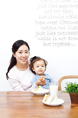 포토 JPG 식물 라이프스타일 그릇 접시 여자 딸 행복 화분 음료 음식 의자 가족 식탁 탁자 엄마 잔 실내 샌드위치 사랑 가족애 미소 웃음 사람 앉기 동양인 상반신 성인 두명 라이프 컵 30대 식사 기쁨 한국인 우유 자녀 아기 즐거움 여자만 국내포토 식기 감정 가구 관계 모션 유제품 표정 인종 내부 생활 장년 파일형식