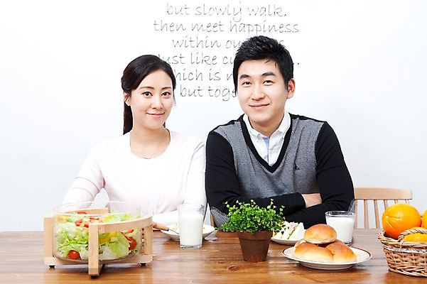 포토 JPG 식물 라이프스타일 그릇 접시 부부 커플 여자 남자 화분 음료 음식 빵 의자 식탁 탁자 엄마 잔 실내 샌드위치 사랑 가족애 미소 웃음 사람 앉기 동양인 상반신 성인 두명 라이프 컵 30대 팔짱 식사 샐러드 한국인 우유 아빠 장년만 성인만 국내포토 식기 감정 가구 가족 관계 모션 유제품 표정 인종 내부 생활 장년 파일형식