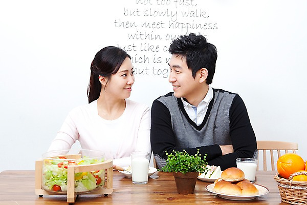 포토 JPG 식물 라이프스타일 그릇 접시 부부 커플 여자 남자 화분 음료 음식 빵 의자 오렌지 과일 식탁 탁자 엄마 잔 실내 샌드위치 사랑 가족애 미소 웃음 사람 앉기 동양인 상반신 성인 두명 라이프 컵 30대 바구니 팔짱 식사 샐러드 한국인 우유 아빠 장년만 성인만 국내포토 식기 감정 가구 가족 관계 모션 유제품 표정 인종 내부 생활 장년 파일형식