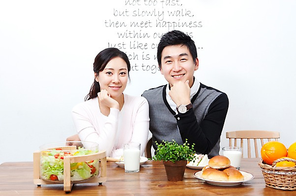 포토 JPG 식물 라이프스타일 그릇 접시 부부 커플 여자 남자 화분 음료 음식 빵 의자 오렌지 과일 식탁 탁자 엄마 잔 실내 샌드위치 사랑 가족애 미소 웃음 사람 앉기 동양인 상반신 성인 두명 라이프 컵 30대 바구니 식사 샐러드 한국인 우유 아빠 장년만 성인만 국내포토 식기 감정 가구 가족 관계 모션 유제품 표정 인종 내부 생활 장년 파일형식