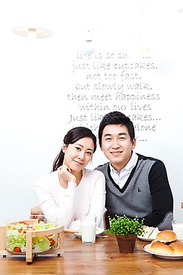 포토 JPG 식물 라이프스타일 그릇 접시 부부 커플 여자 남자 화분 음료 음식 빵 식탁 탁자 엄마 잔 실내 샌드위치 사랑 가족애 미소 웃음 사람 앉기 동양인 상반신 성인 두명 라이프 컵 30대 식사 샐러드 한국인 우유 아빠 장년만 성인만 국내포토 식기 감정 가구 가족 관계 모션 유제품 표정 인종 내부 생활 장년 파일형식