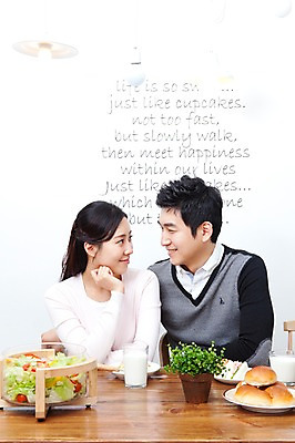 포토 JPG 식물 라이프스타일 그릇 접시 부부 커플 여자 남자 화분 음료 음식 빵 의자 식탁 탁자 엄마 잔 실내 샌드위치 사랑 가족애 미소 웃음 사람 앉기 동양인 상반신 성인 두명 라이프 컵 30대 식사 샐러드 한국인 우유 아빠 장년만 성인만 국내포토 식기 감정 가구 가족 관계 모션 유제품 표정 인종 내부 생활 장년 파일형식