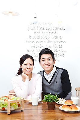 포토 JPG 식물 라이프스타일 그릇 접시 부부 커플 여자 남자 화분 음료 음식 빵 의자 식탁 탁자 엄마 잔 실내 샌드위치 사랑 가족애 미소 웃음 사람 앉기 동양인 상반신 성인 두명 라이프 컵 30대 식사 샐러드 한국인 우유 아빠 장년만 성인만 국내포토 식기 감정 가구 가족 관계 모션 유제품 표정 인종 내부 생활 장년 파일형식